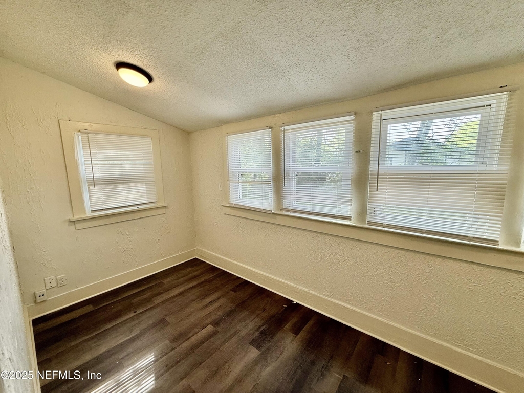 1130 E 16th Street - Photo 7