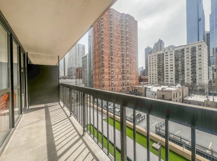 33 W Delaware Place - Photo 2