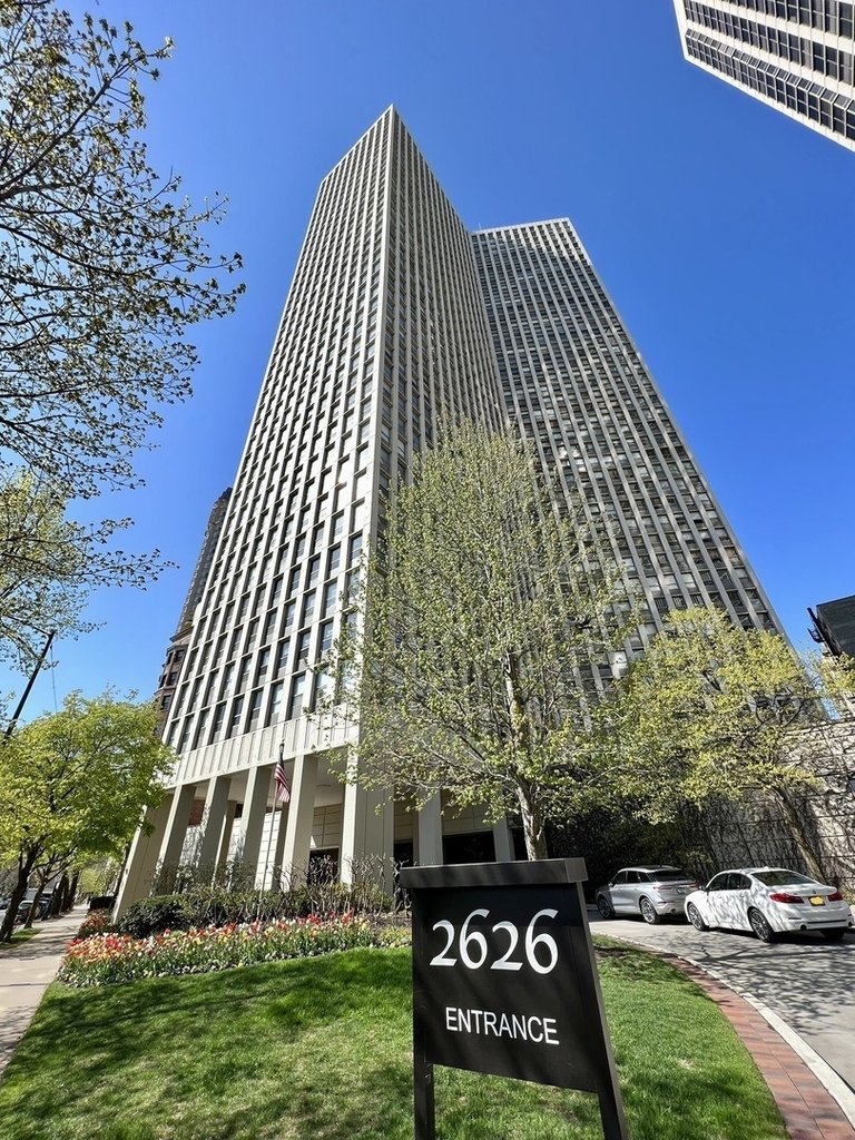 2626 N Lakeview Avenue - Photo 0