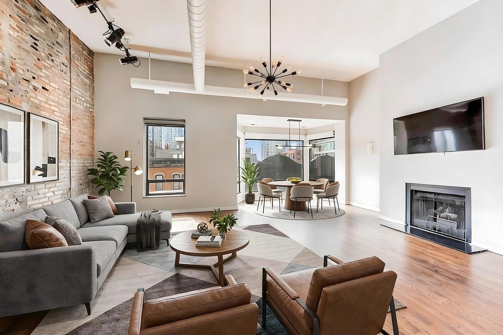 503 N Wells Street - Photo 1