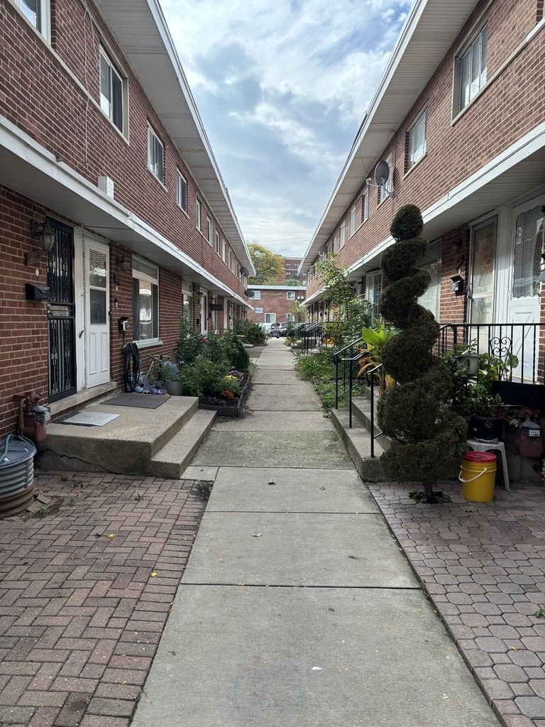 1823 W Hood Avenue - Photo 0