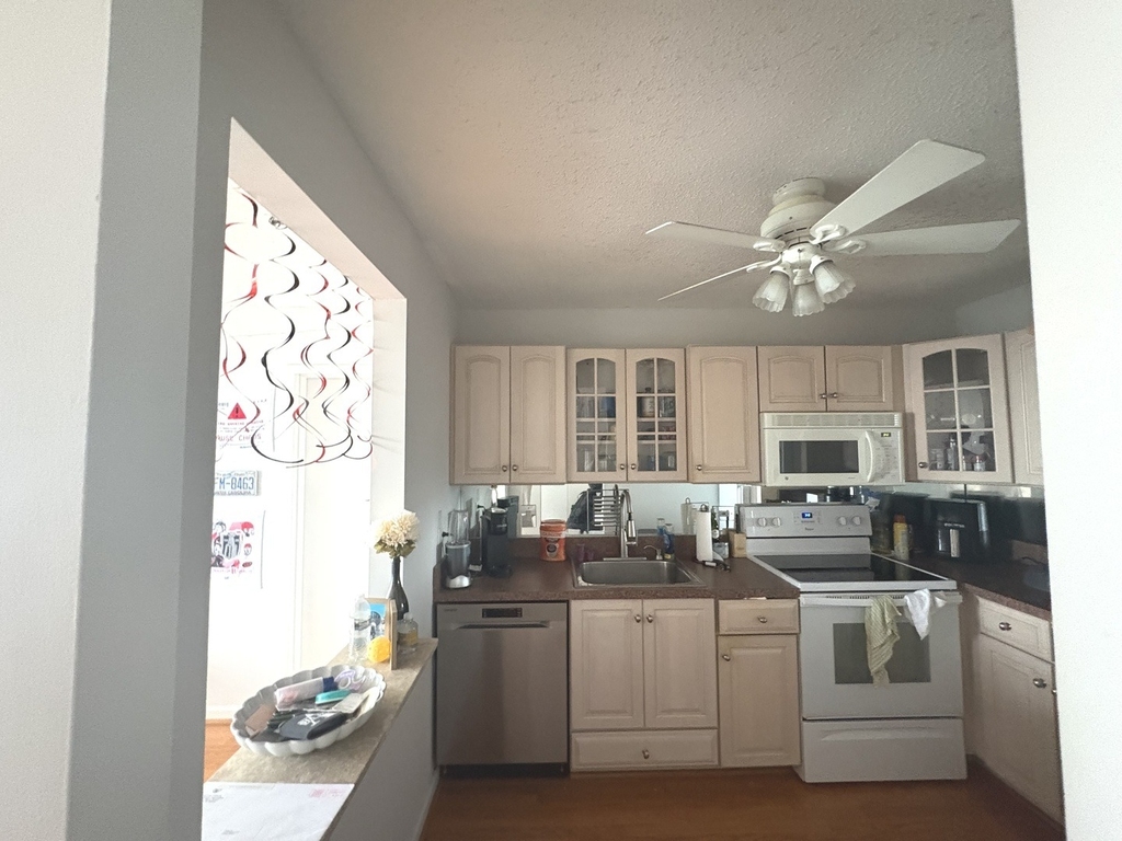 111 W Maple Street - Photo 3