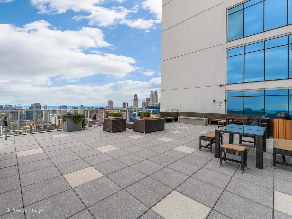 303 W Ohio Street - Photo 2
