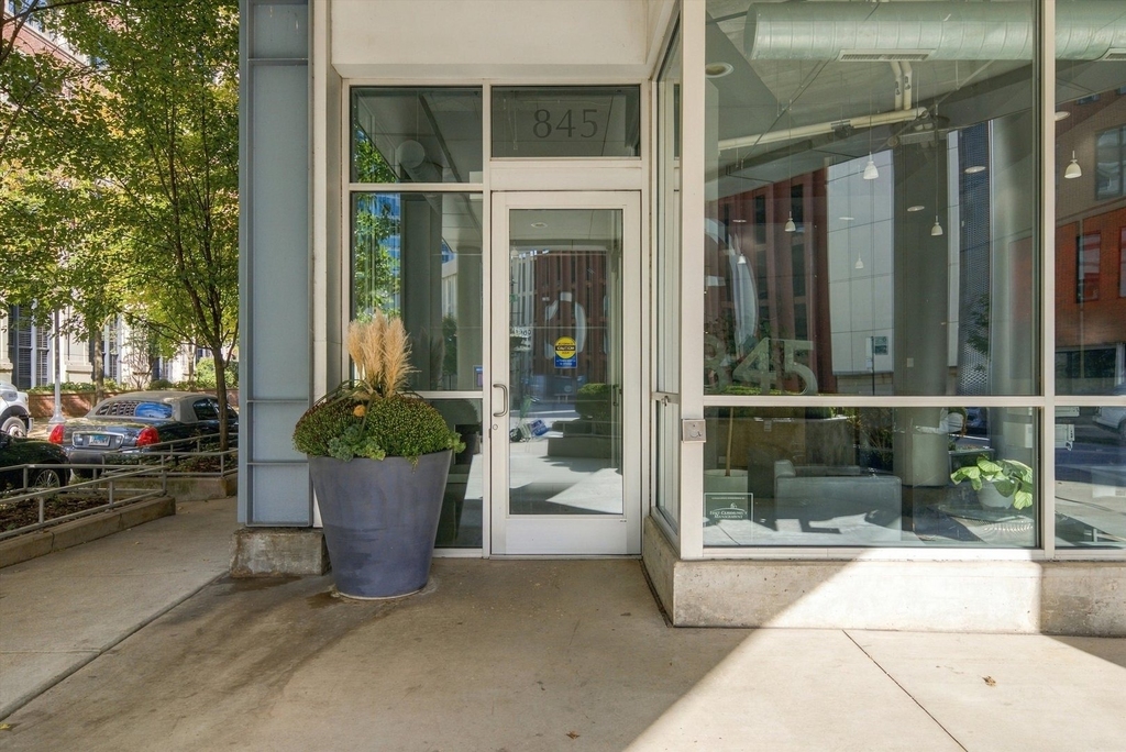845 N Kingsbury Street - Photo 2