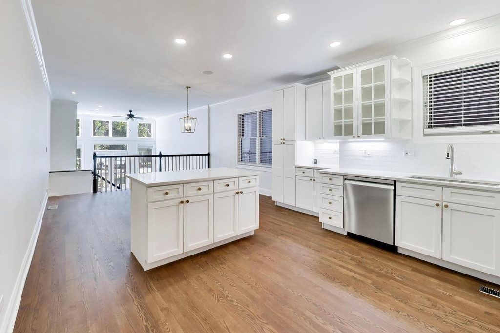 3928 N Greenview Avenue - Photo 10