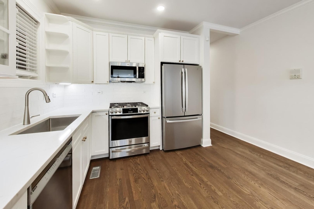 3928 N Greenview Avenue - Photo 8