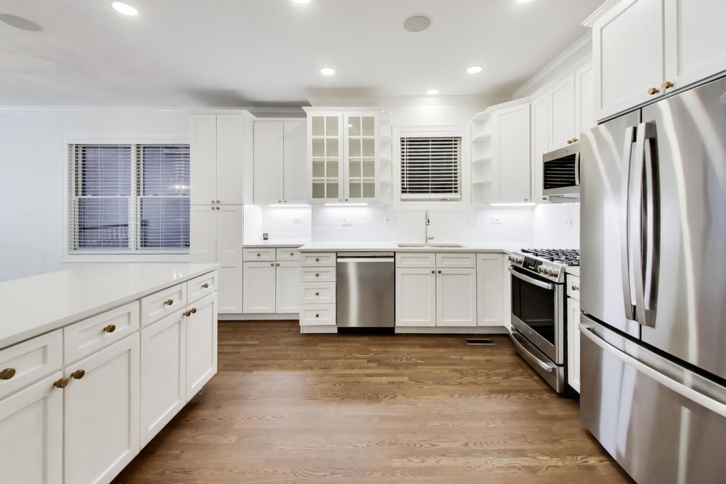 3928 N Greenview Avenue - Photo 9