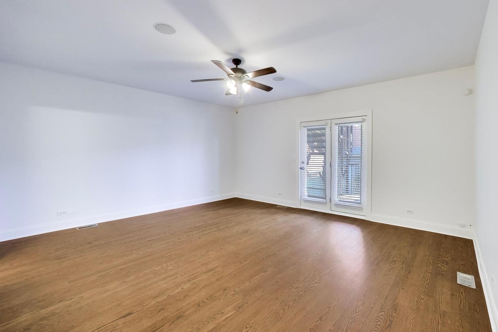 3928 N Greenview Avenue - Photo 11
