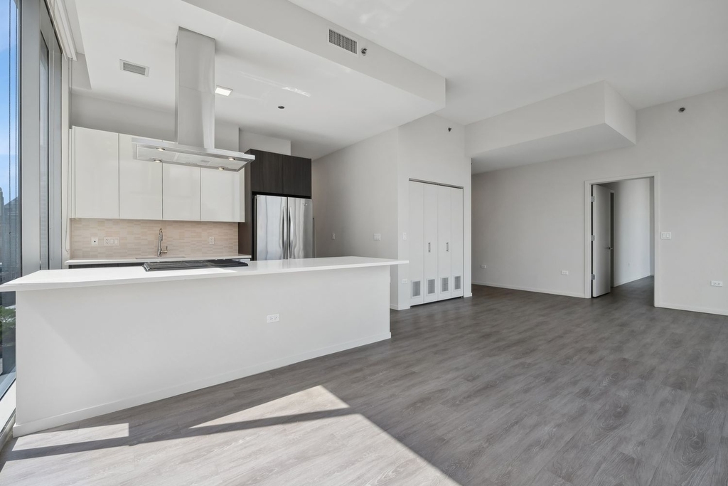 8 E Huron Street - Photo 5