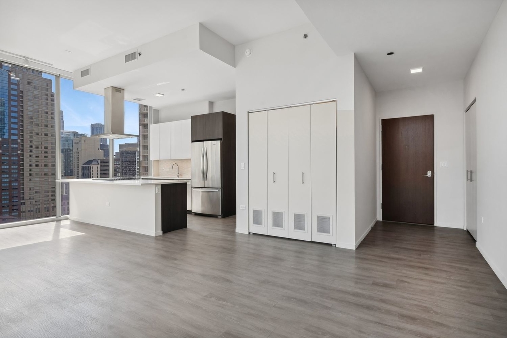 8 E Huron Street - Photo 3
