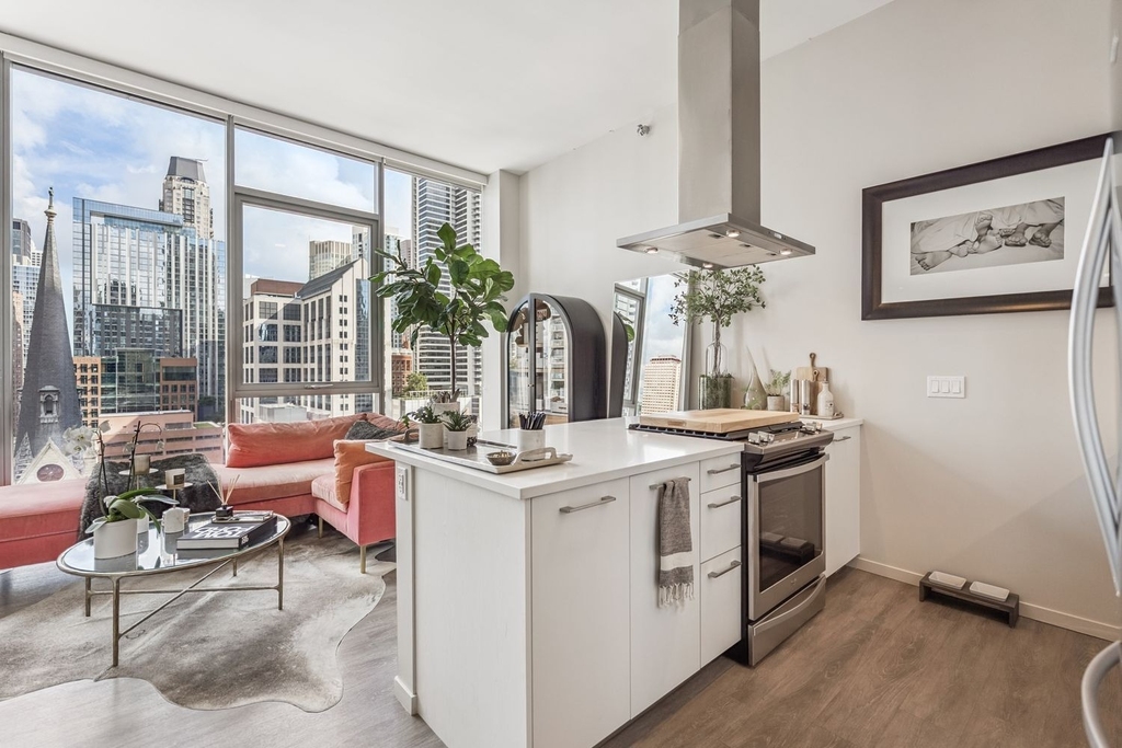 8 E Huron Street - Photo 1
