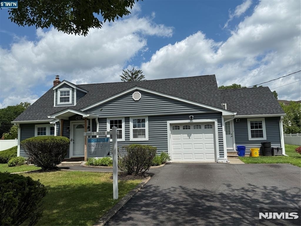 987 Pleasant - Photo 0