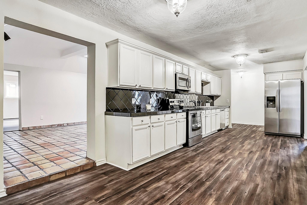 9402 Bevlyn Drive - Photo 2