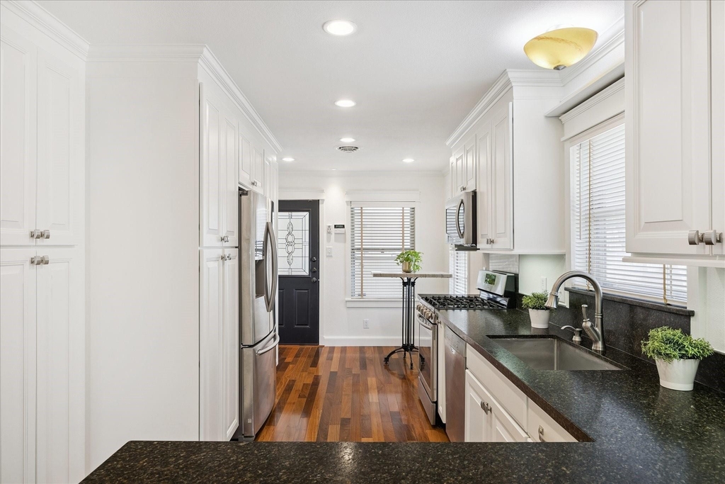 3227 Castlewood Street - Photo 2