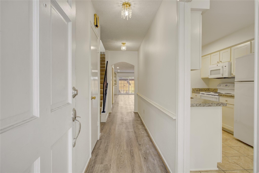 385 N Post Oak Lane - Photo 2