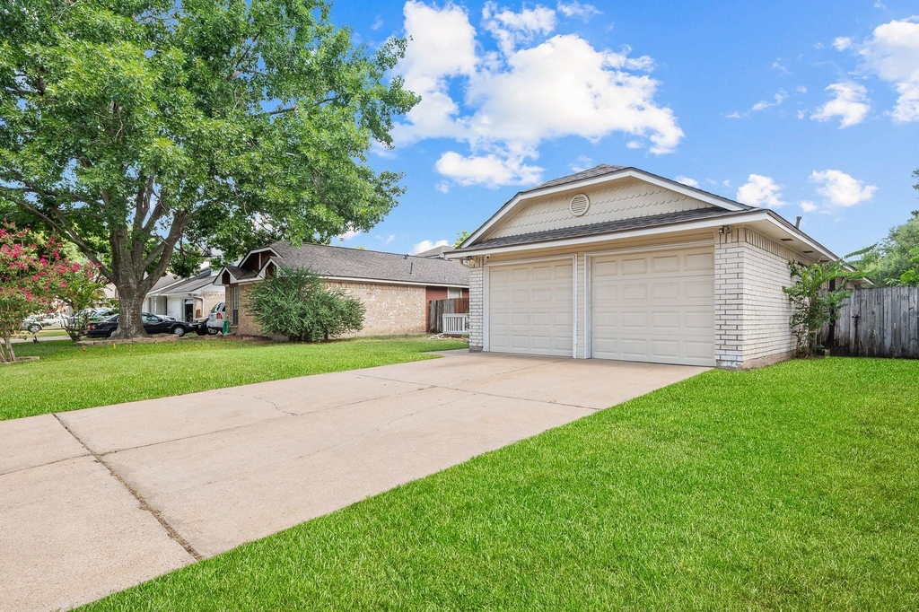 19419 Lake Hollow Lane - Photo 1