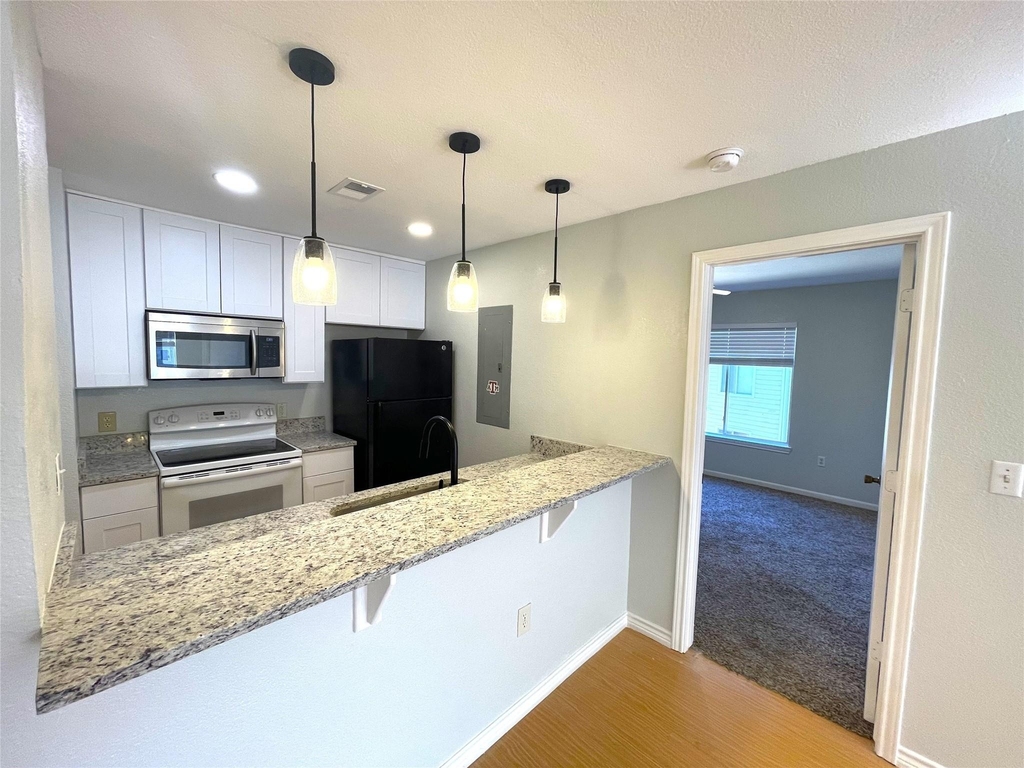523 Southwest Parkway - Photo 2