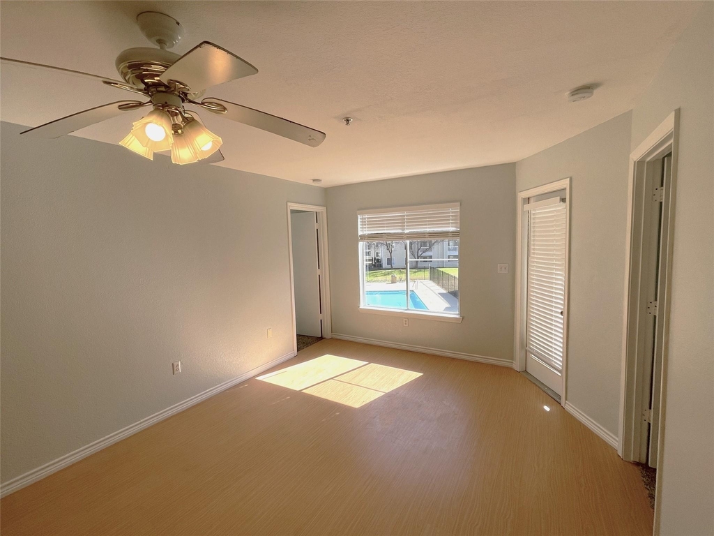 523 Southwest Parkway - Photo 8