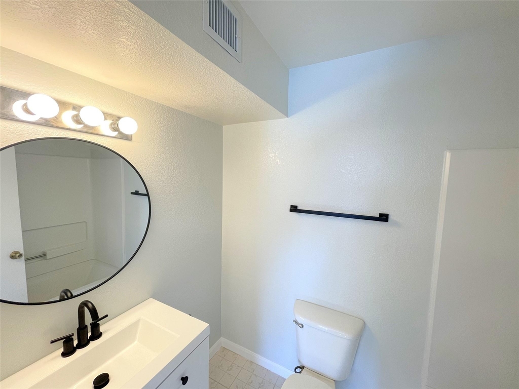 523 Southwest Parkway - Photo 22
