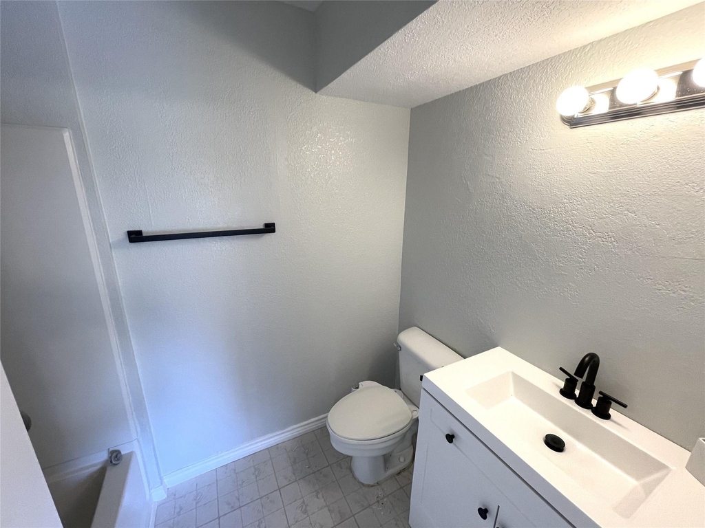523 Southwest Parkway - Photo 17