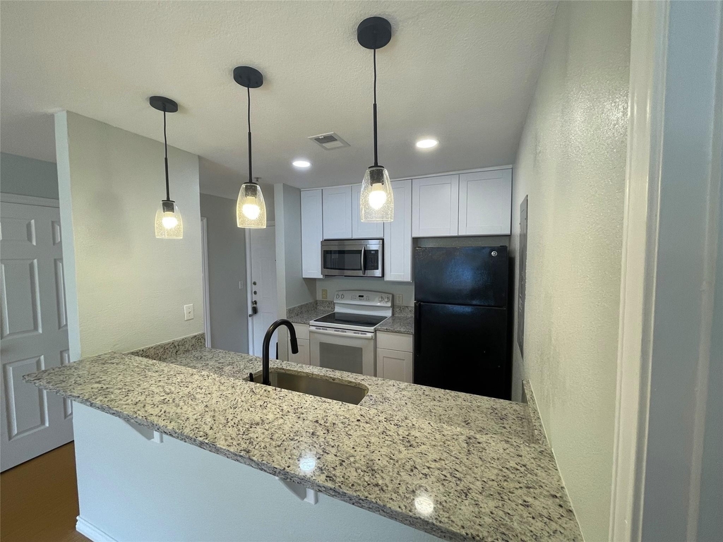 523 Southwest Parkway - Photo 3