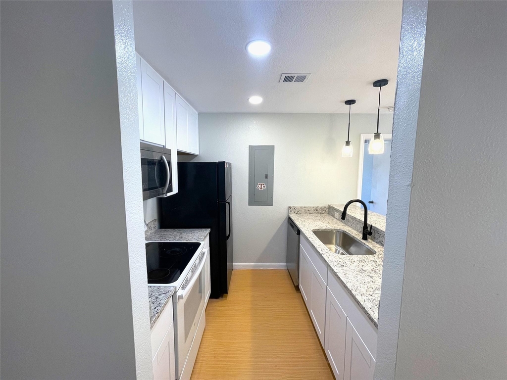 523 Southwest Parkway - Photo 1