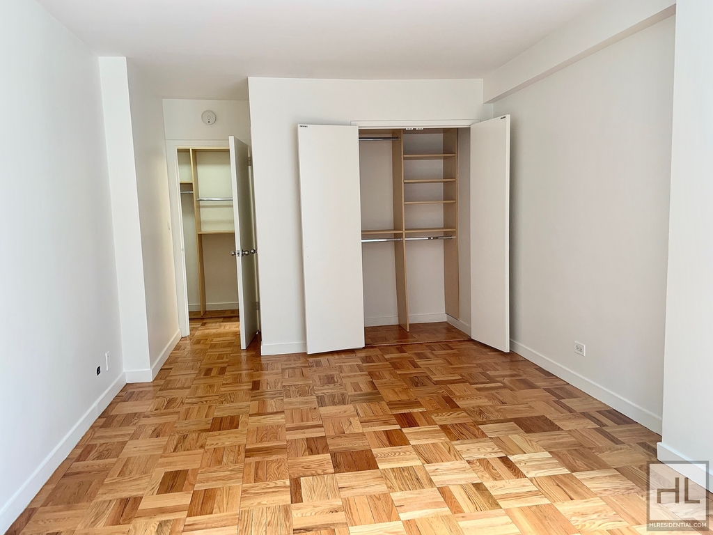 Fourth Avenue - Photo 2