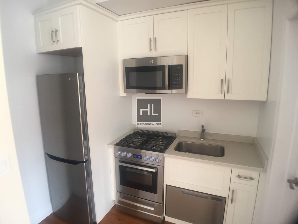West 13 Street - Photo 3