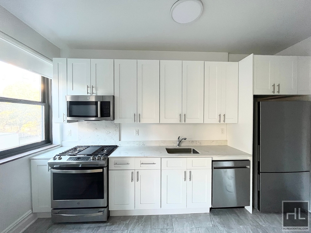 Second Avenue - Photo 2