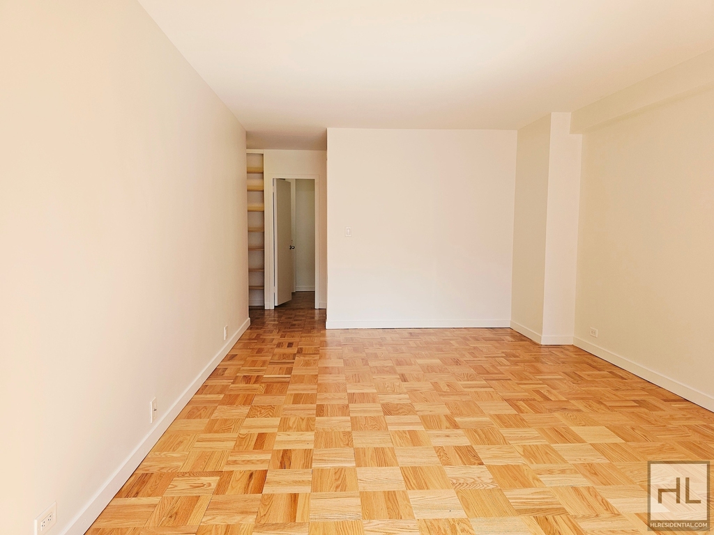 Fourth Avenue - Photo 1
