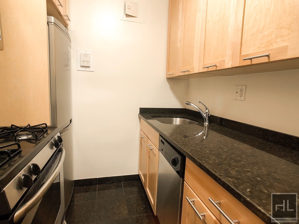 Fourth Avenue - Photo 2