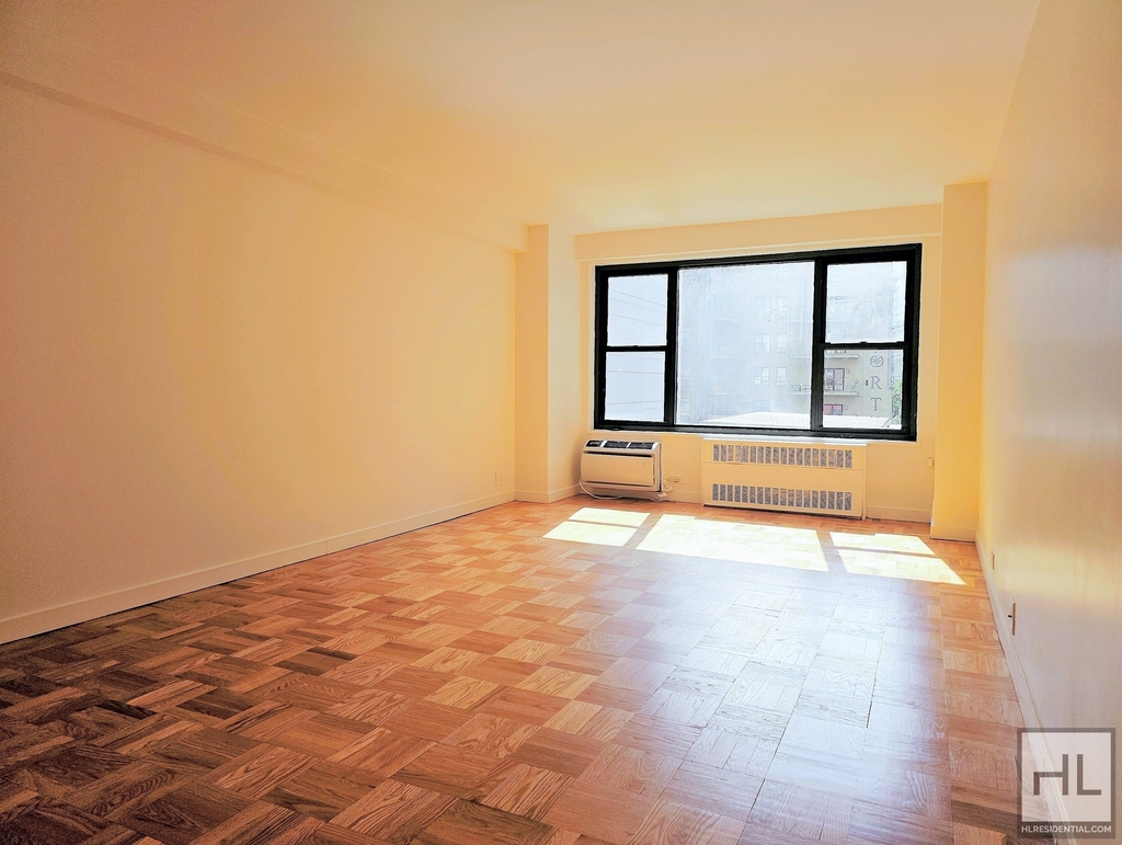 Fourth Avenue - Photo 0