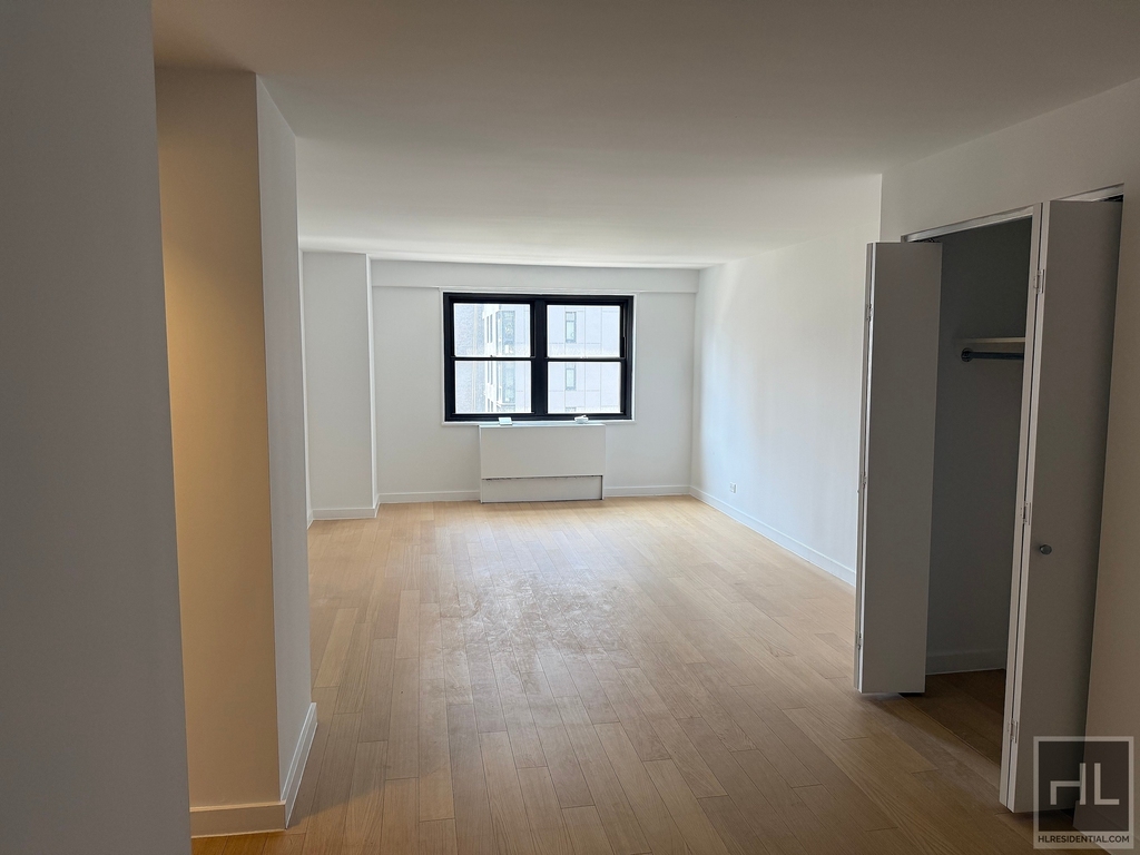 East 39th Street - Photo 0