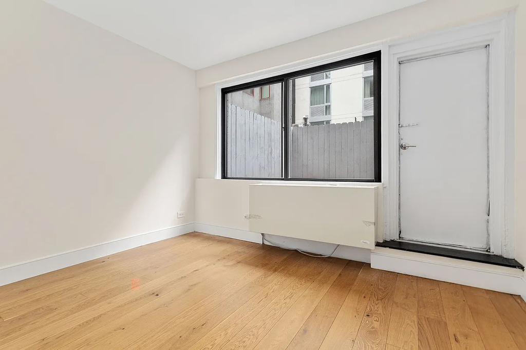 East 43th Street - Photo 1