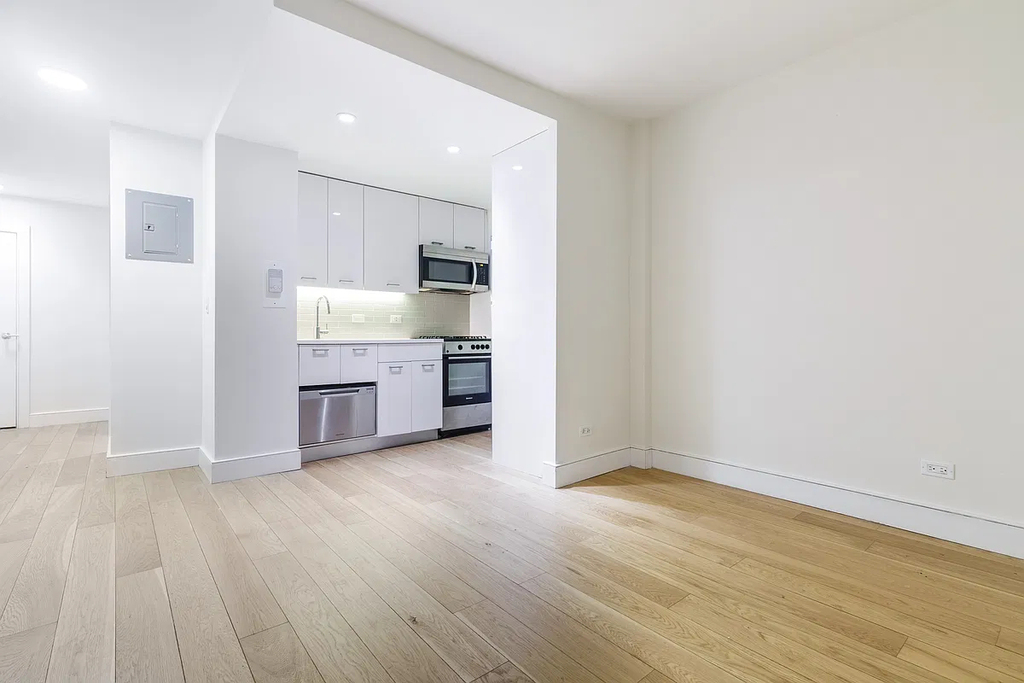 East 43th Street - Photo 0