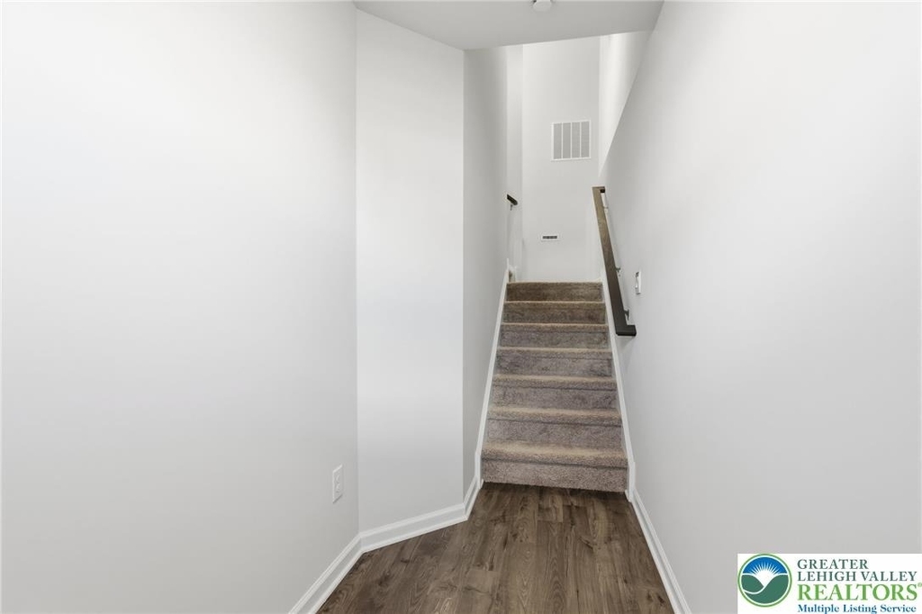 1086 Meadowlark Drive - Photo 2