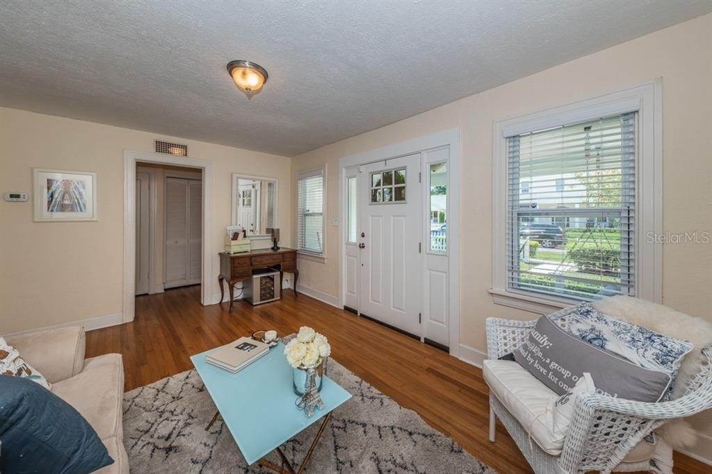 1037 18th Avenue N - Photo 3
