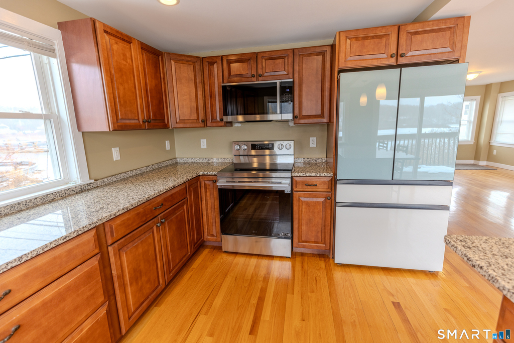 135 Middlesex Avenue - Photo 4