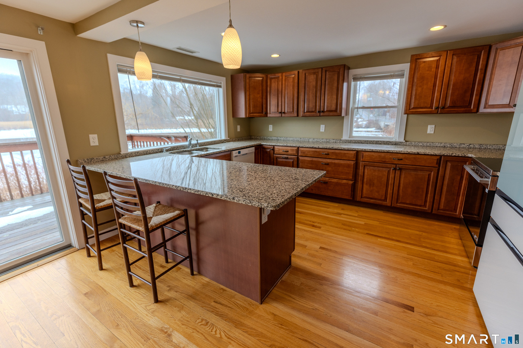 135 Middlesex Avenue - Photo 3