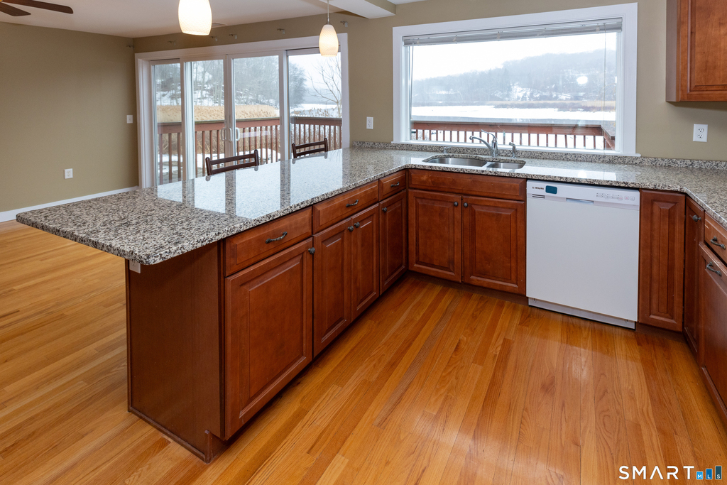 135 Middlesex Avenue - Photo 2