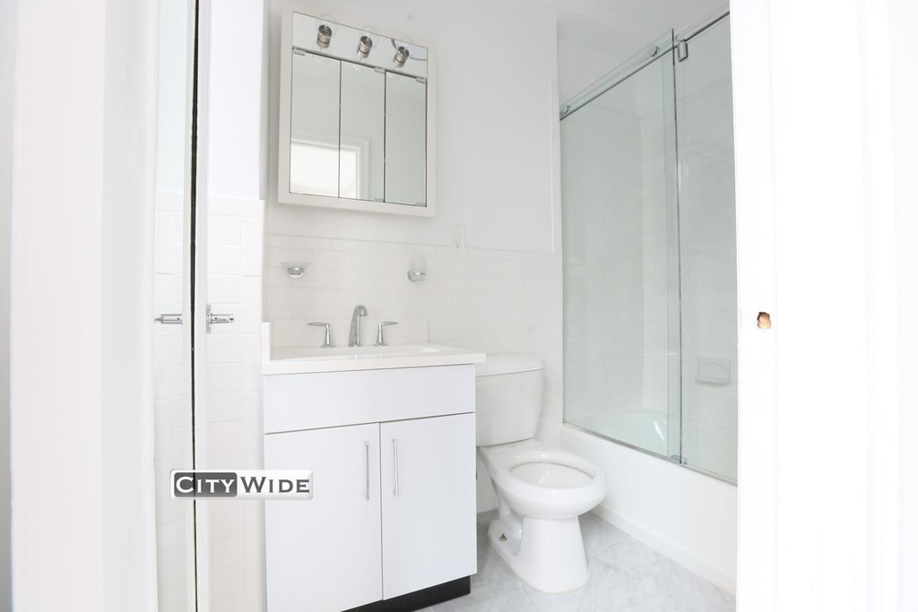140 East 46th Street - Photo 2