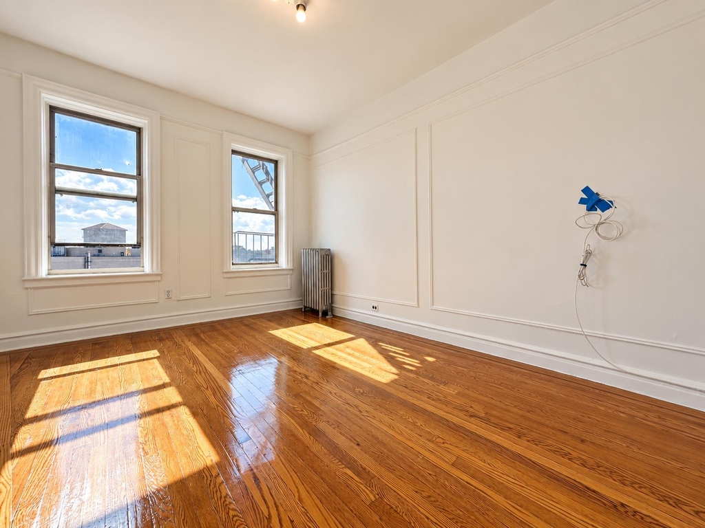10 Park Terrace East - Photo 6