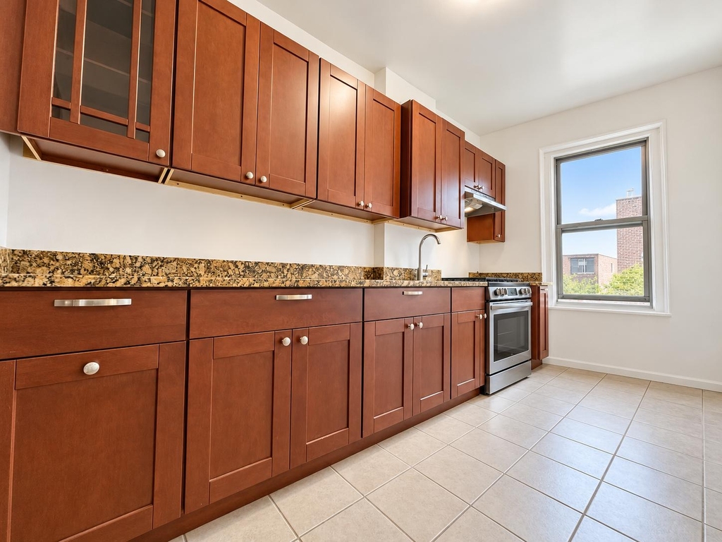10 Park Terrace East - Photo 3