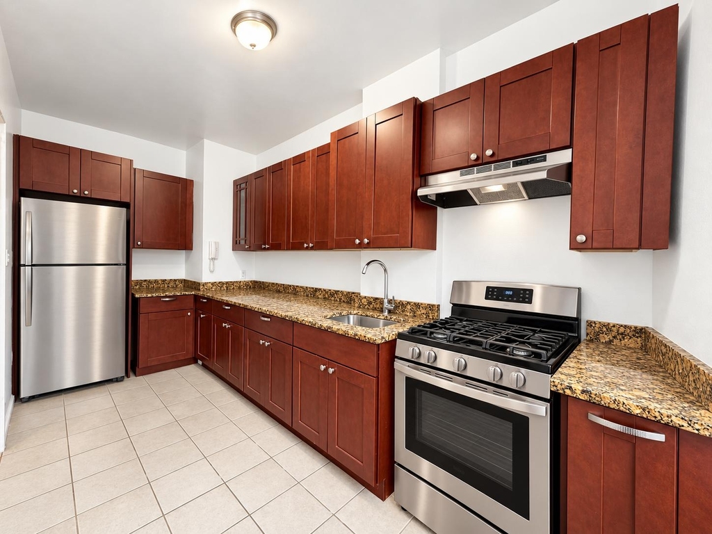 10 Park Terrace East - Photo 2