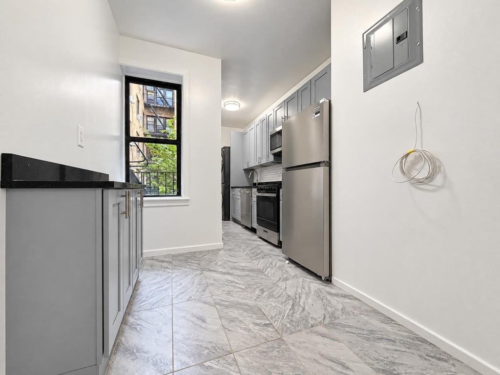 121 Bennett Avenue - Photo 6