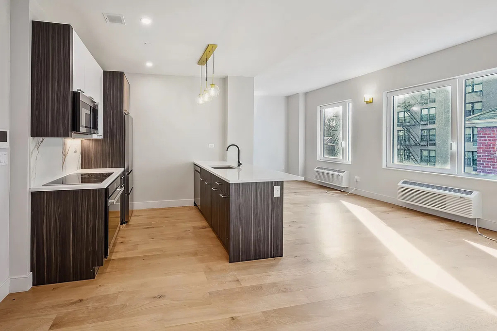 1890 Pelham Parkway South - Photo 6