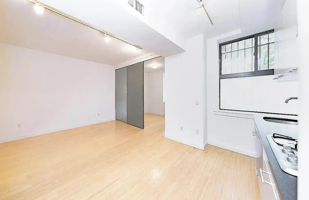 43 Avenue C - Photo 4