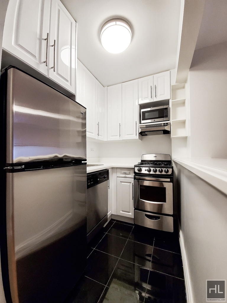 West 16 Street - Photo 4