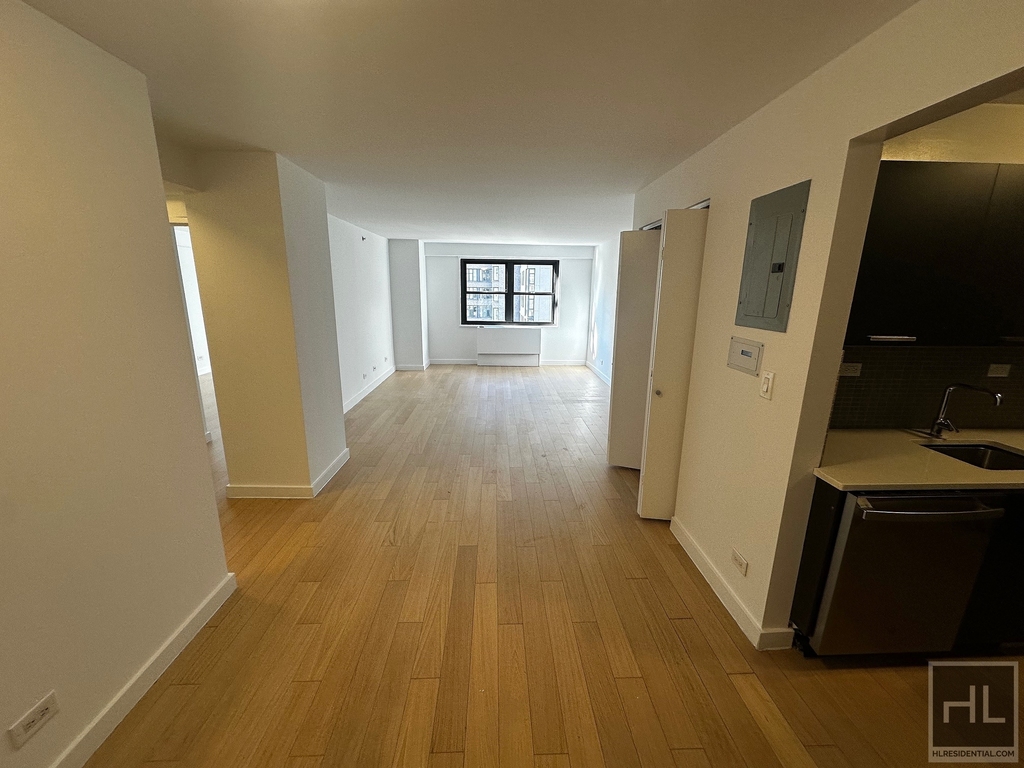 East 39th Street - Photo 0