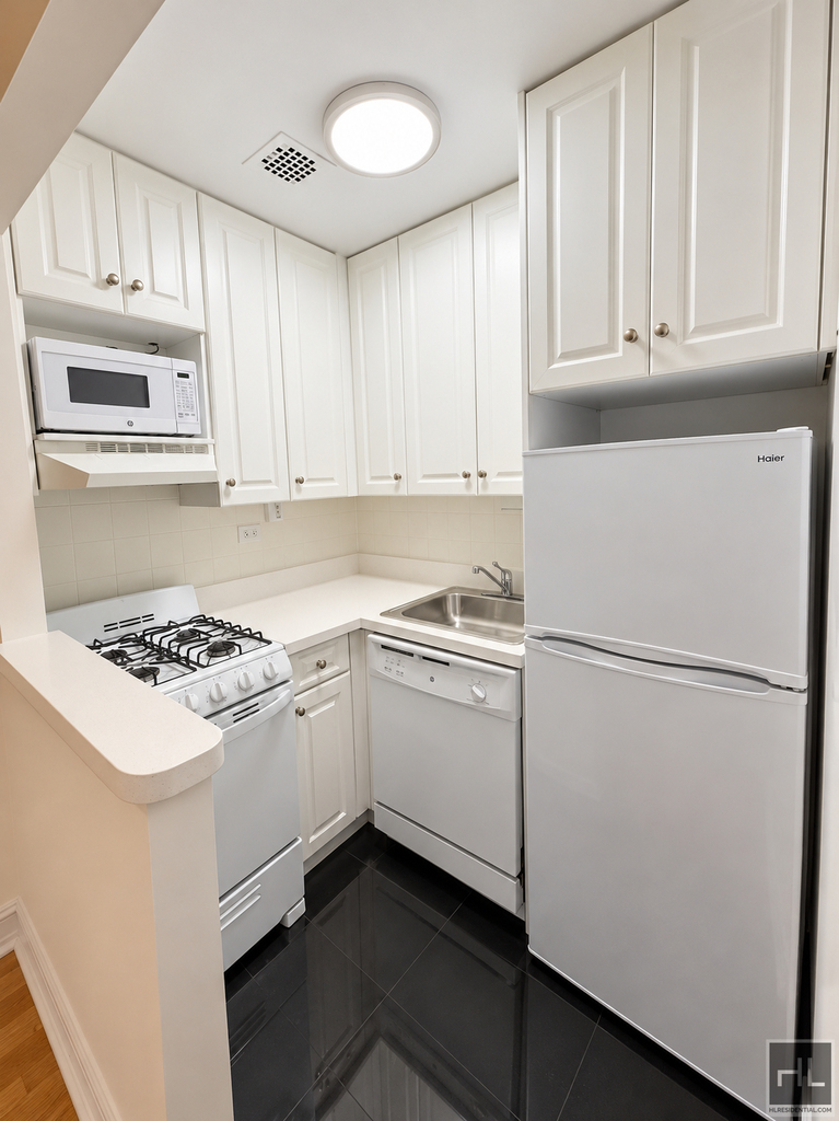 York Avenue - Photo 2